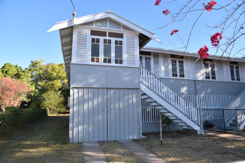 CHARMING & CHARACTERISTIC 2 BEDROOM COTTAGE ******* 1 Weeks Free Rent