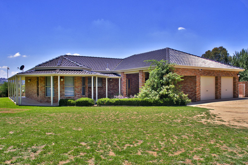 55 River Park Road, Cowra, 2794, New South Wales Raine & Horne Cowra